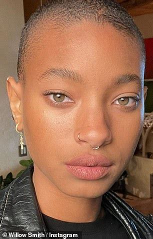 Willow Smith, 21, puts on a risqué display in a。